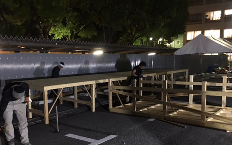 ステージ組み立て中