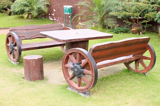 フィリピン クラーク HELP 中庭ベンチ.jpg