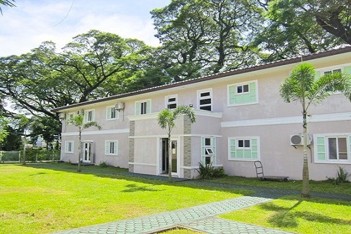 フィリピン クラーク BIGTREE 中庭から講義棟を臨む