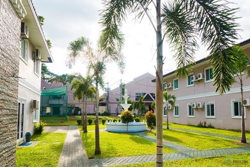 フィリピン クラーク BIGTREE 中庭から寮棟・講義棟を臨む