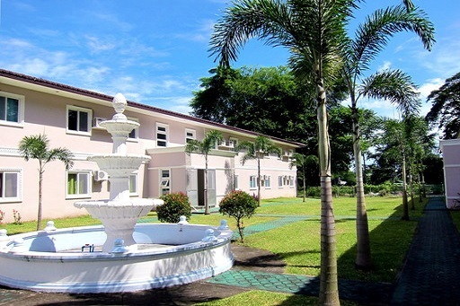 フィリピン クラーク BIGTREE 中庭から寮棟を臨む