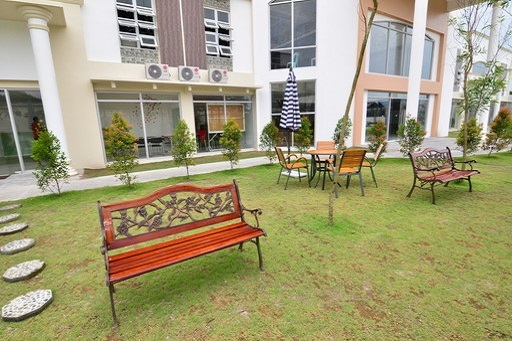 フィリピン クラーク留学 EG Academy 中庭1 名古屋 岐阜