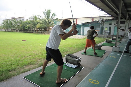 フィリピン留学 クラーク EG Academy 隣のゴルフ練習場内 名古屋 岐阜 留学エージェント