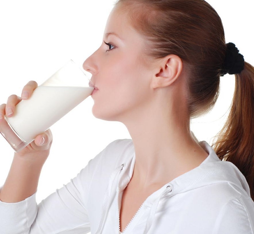 牛乳を飲む