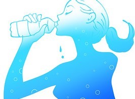 水を飲む