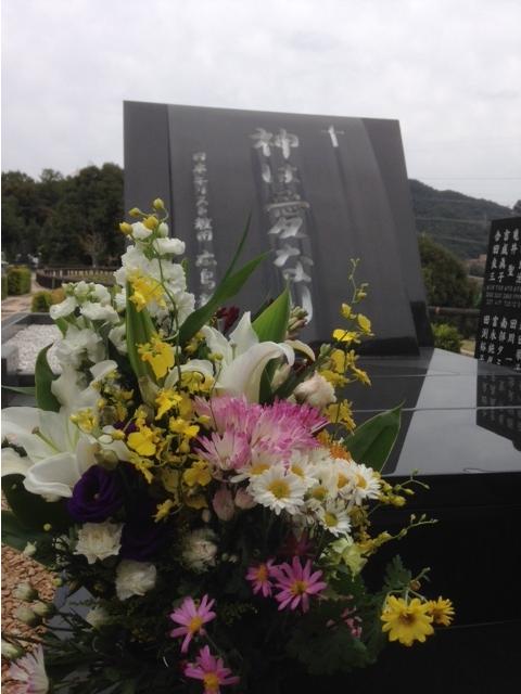 墓前2