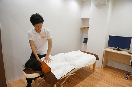 背骨を調整している男性