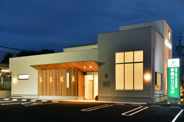 井田クリニック ライトアップ外観