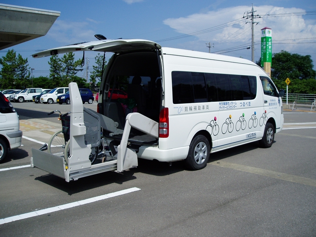 リフトワゴン車にて車いすの方も安心