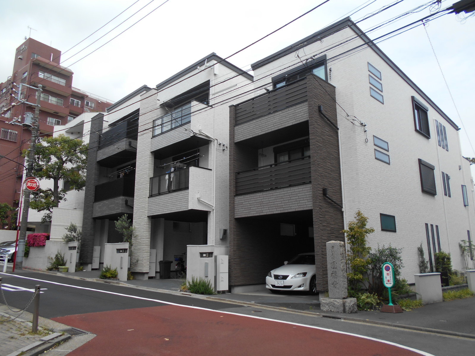 道路側外観東面より