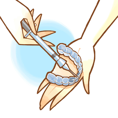 マウスピース(トレー)にホワイトニングジェルを塗布