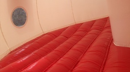 ふわふわ遊具ニワトリドーム