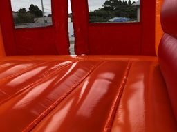 招き猫トランポリン