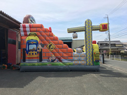 ふわふわ滑り台働く車