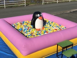 ボールプールペンギン1