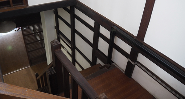 内川の家 奈呉|階段