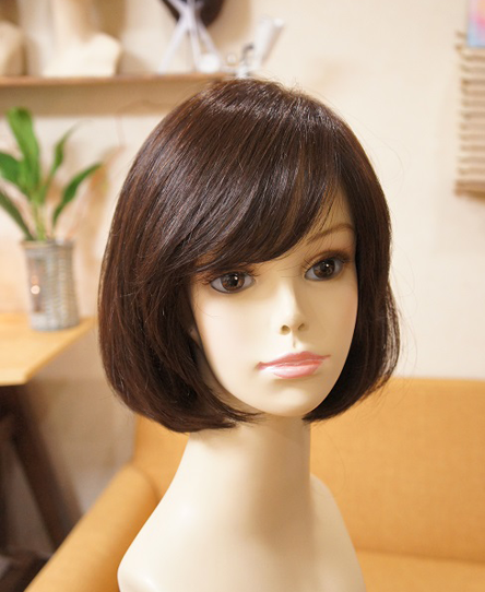 やや前上がりのボブにトップに段を入れて丸みを持たせた柔らかいボブスタイル♪