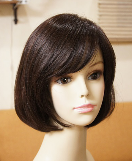 やや前上がりのボブにトップに段を入れて丸みを持たせた柔らかいボブスタイル♪