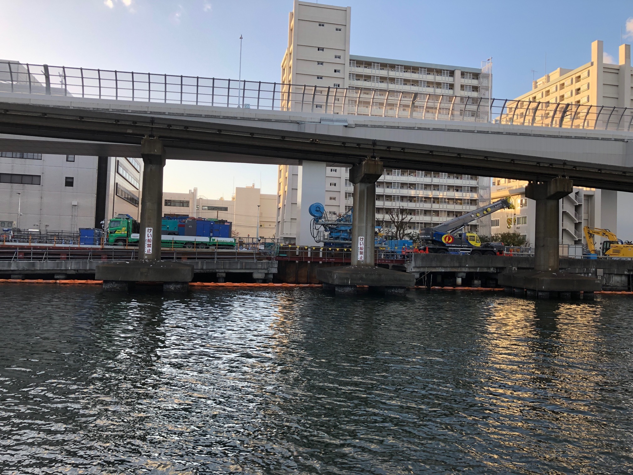首都高 解体工事 と屋形船
