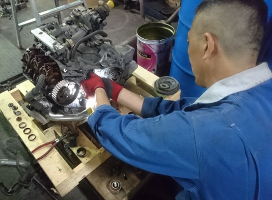 エンジンパーツ移植作業