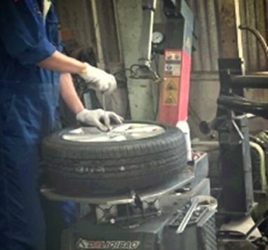 タイヤ交換作業