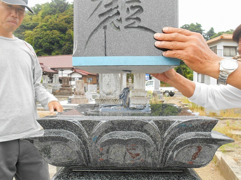 ⑯蓮華と竿石もステンレスのボルトで留めます。