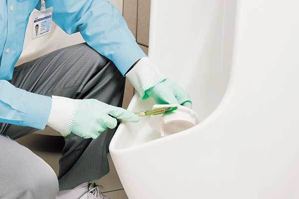 トイレクリーニング手元アップ