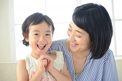 笑顔の親子