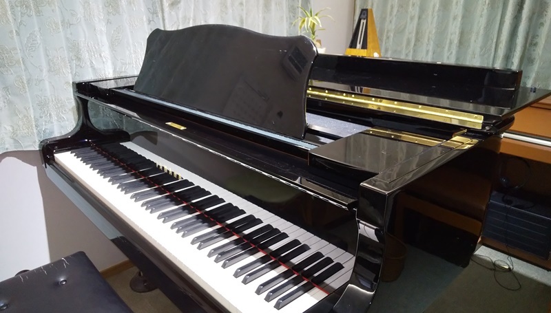 プロフィール レッスン用グランドピアノ