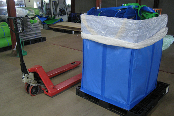 手で廃材を入れる