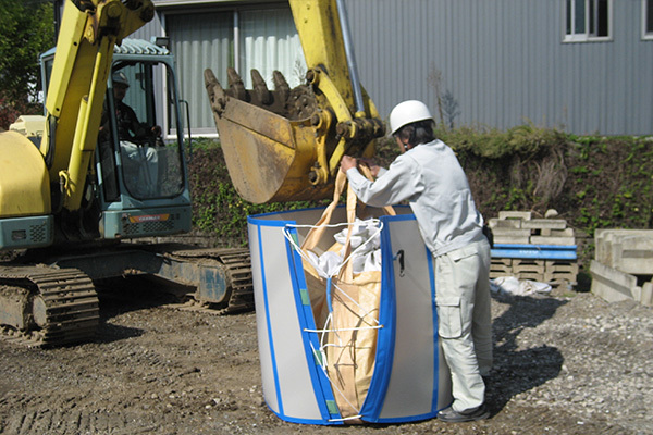 袋を持ち上げる
