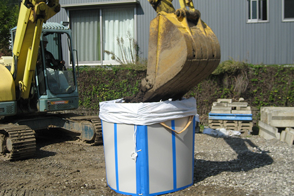 重機で土を入れる