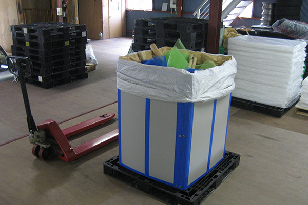 手で廃材を入れる