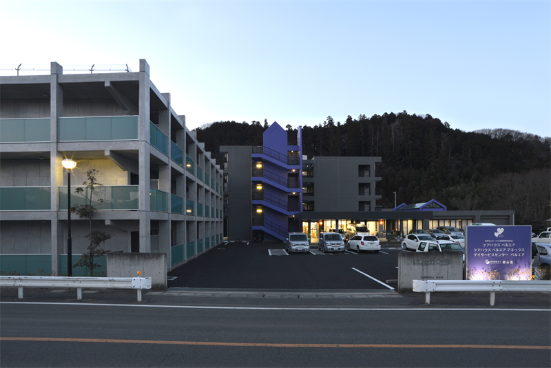 南面外観(夕景)