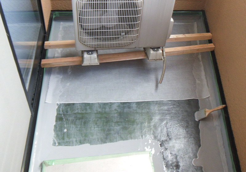 ウレタン塗膜防水_クロス貼付(室外機を持ち上げての作業)