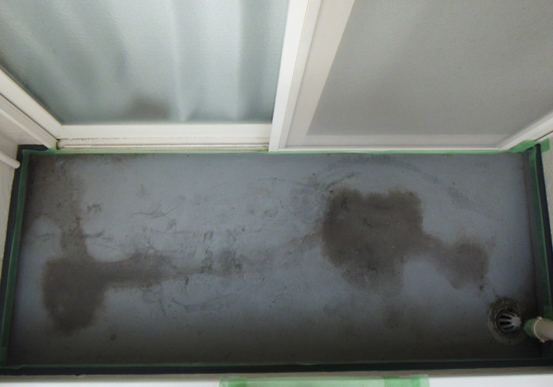 ウレタン塗膜防水_施工前のアパートのベランダ