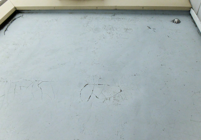 FRP防水_経年劣化によるひび割れ