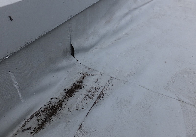 経年によるゴムシートの縮みによるヨレ