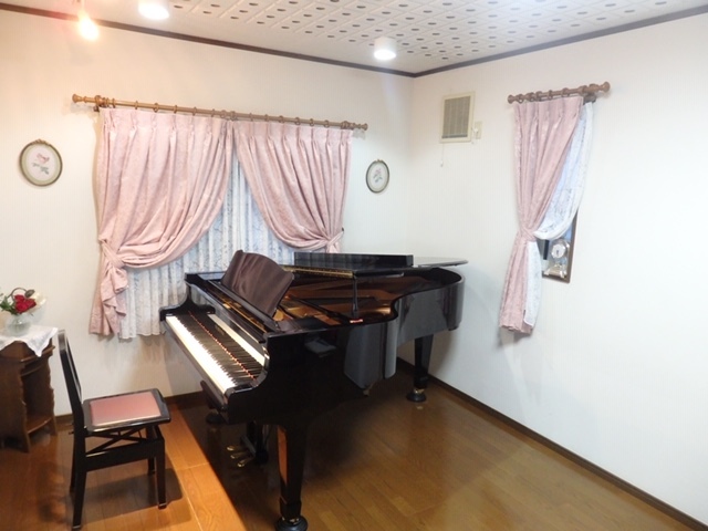 レッスンのお部屋ピアノ側