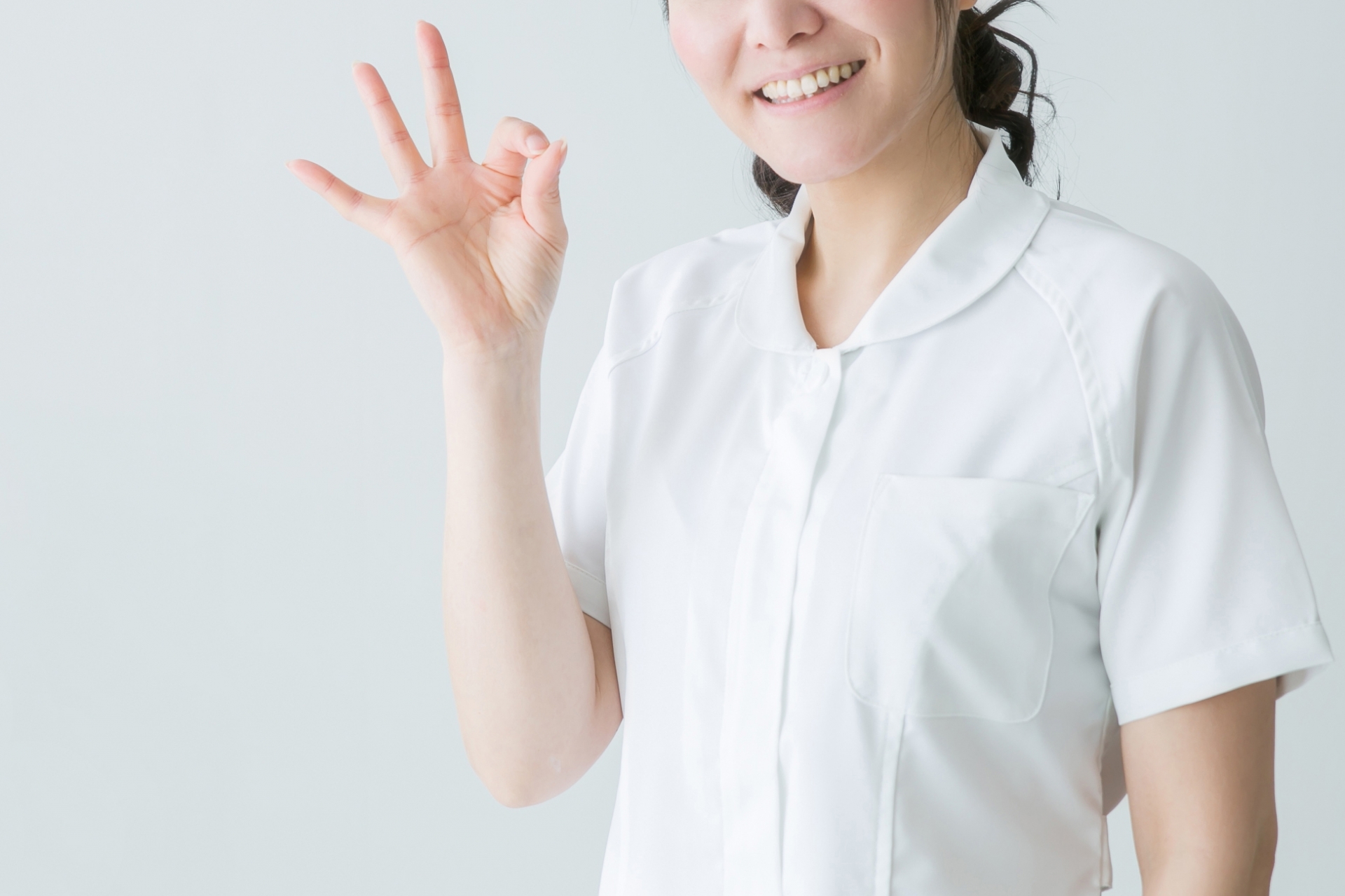 OKサインする女性