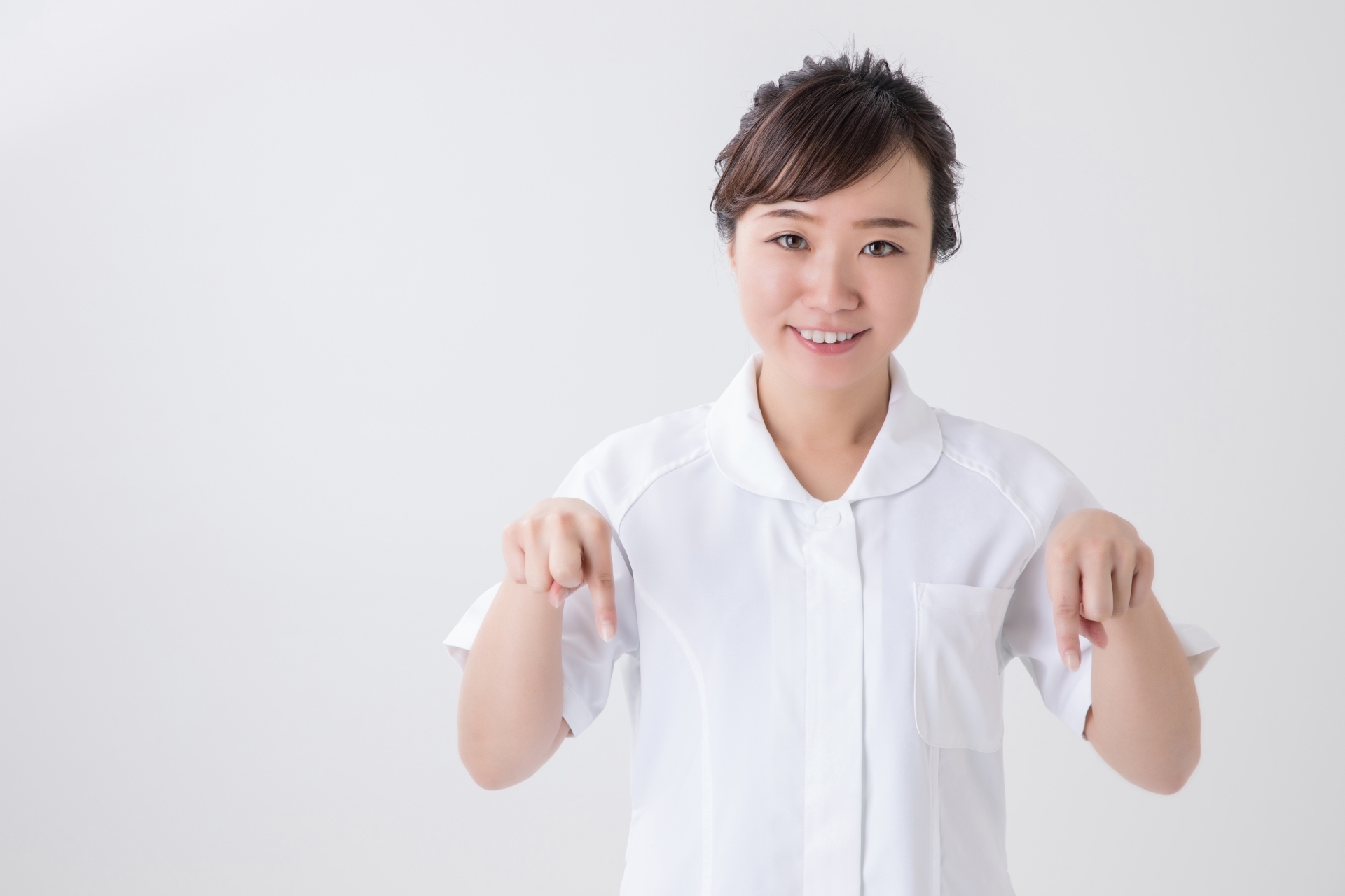 指差す白衣の女性