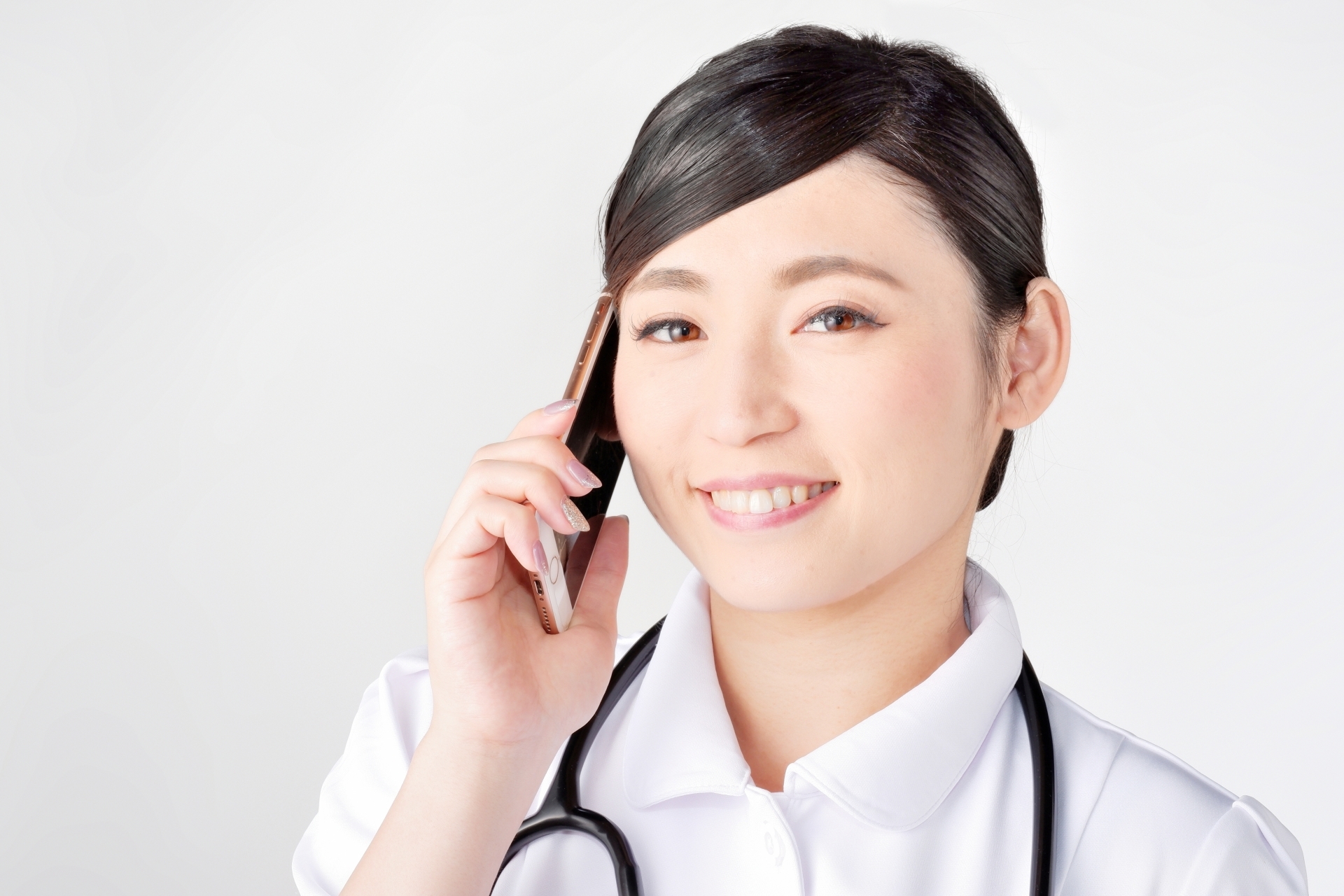 電話する白衣の女性