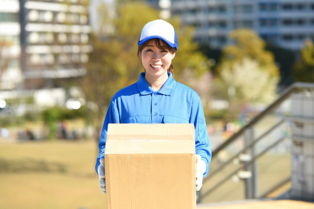 女性作業員による丁寧作業