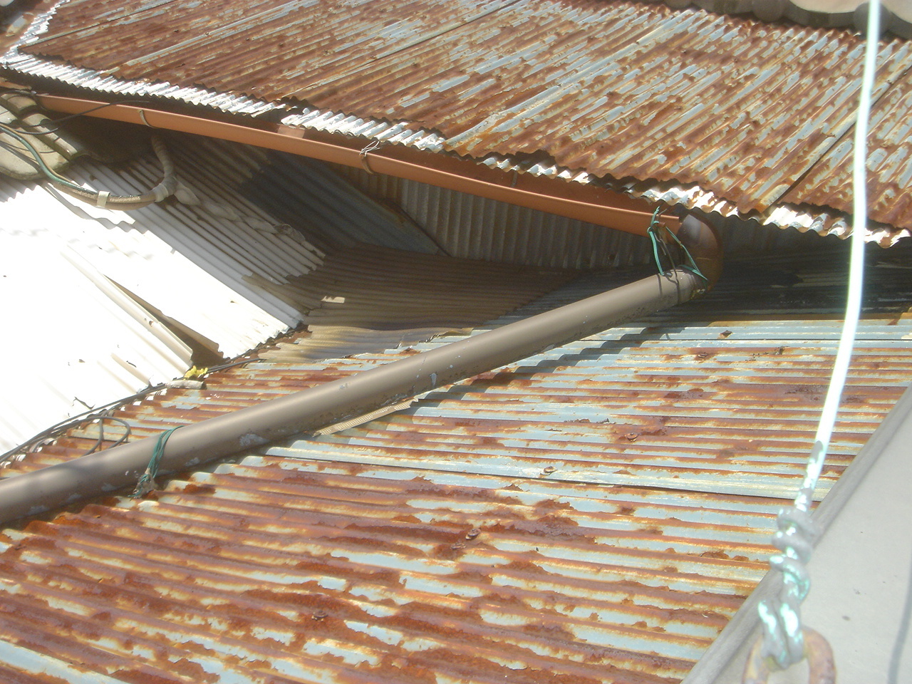 大阪の雨漏り修理店 トタン屋根、雨樋雨漏り修理 トタン屋根張り替え、雨樋交換 before