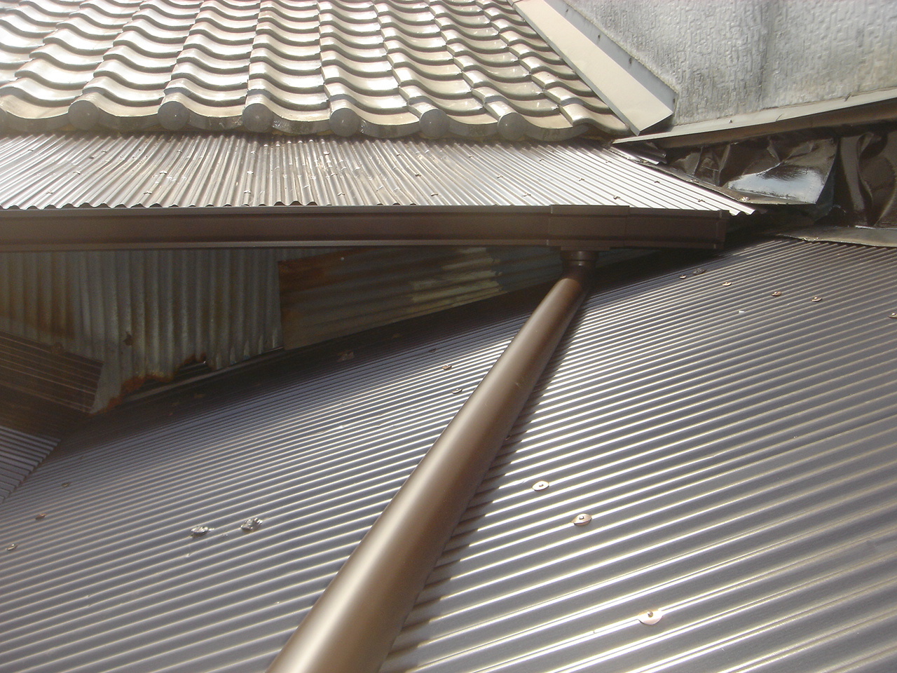 大阪の雨漏り修理店 トタン屋根、雨樋雨漏り修理 トタン屋根張り替え、雨樋交換 after