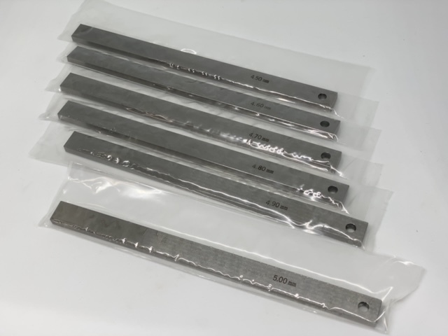 角形穴付きシクネスゲージ