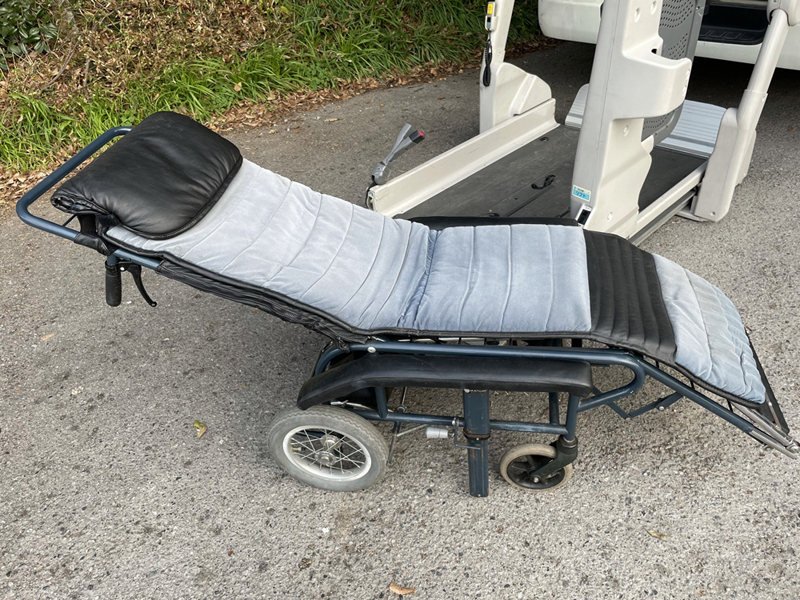 リクライニング車椅子