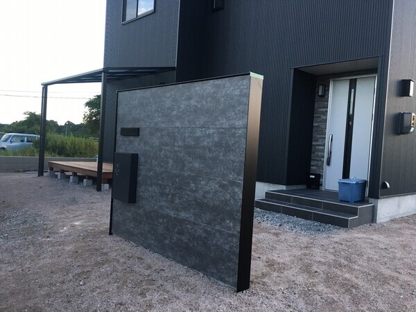 新築外観玄関目隠壁