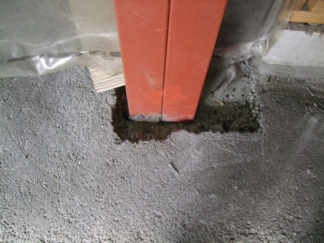 軽量電動ワイドシャッター 鉄骨柱を立てる