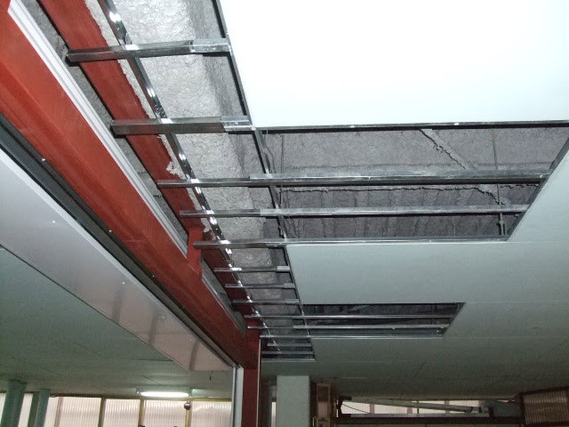 軽量電動ワイドシャッター 鉄骨柱上、天井内の鉄骨に溶接